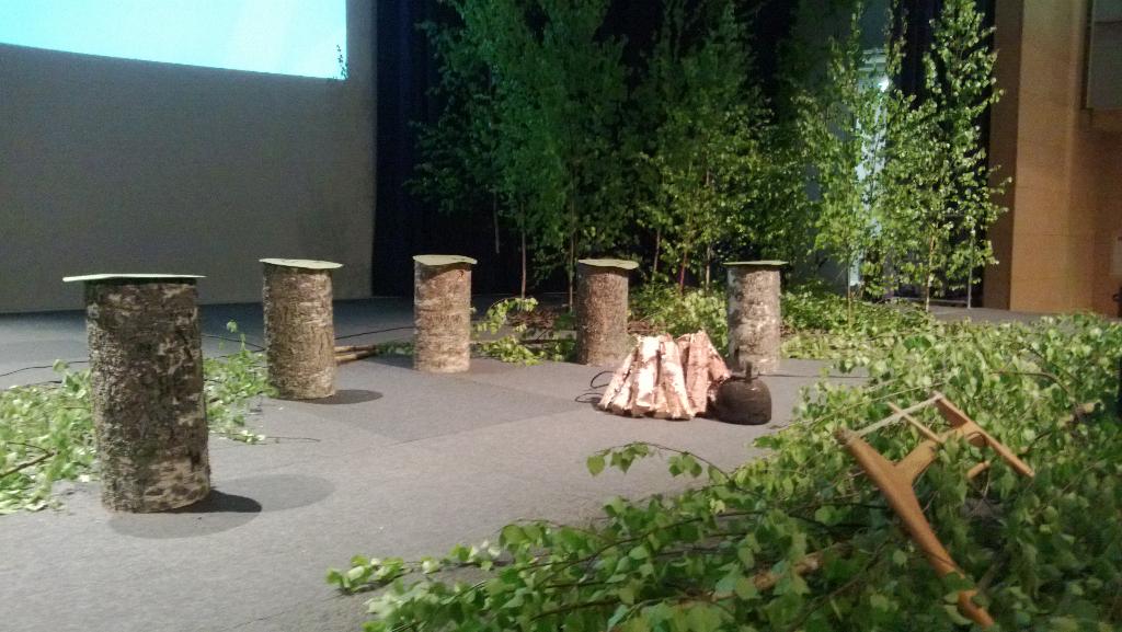 Pian jutellaan nuotion äärellä teemalla "Riittääkö puuta kaikille?" #OPmetsäpäivä. Koivun tuoksu virittää teemaan!