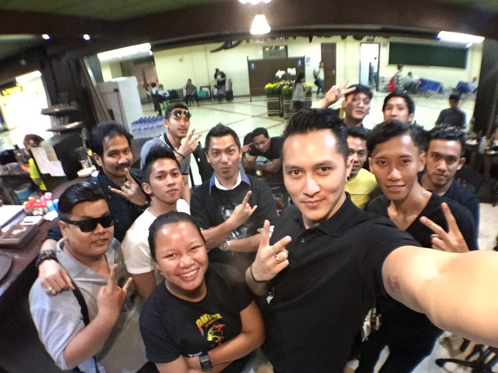 _DemianAditya_'s tweet photo. Groufie with all MagicalTeam nuMagic &amp; @DMiracle_SBY @ciatsuko see u guys next time http://t.co/o8nPhBLieM
