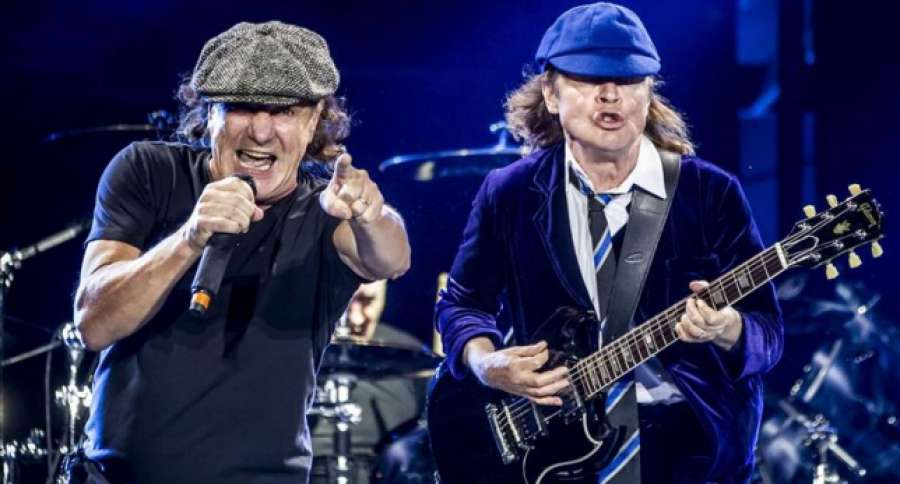 antena3com's tweet photo. AC/DC ofreció un recital de rock que hizo vibrar al Vicente Calderón. VÍDEO ▶️
http://t.co/rDWD8ud4WJ http://t.co/tjtKnoCAwR