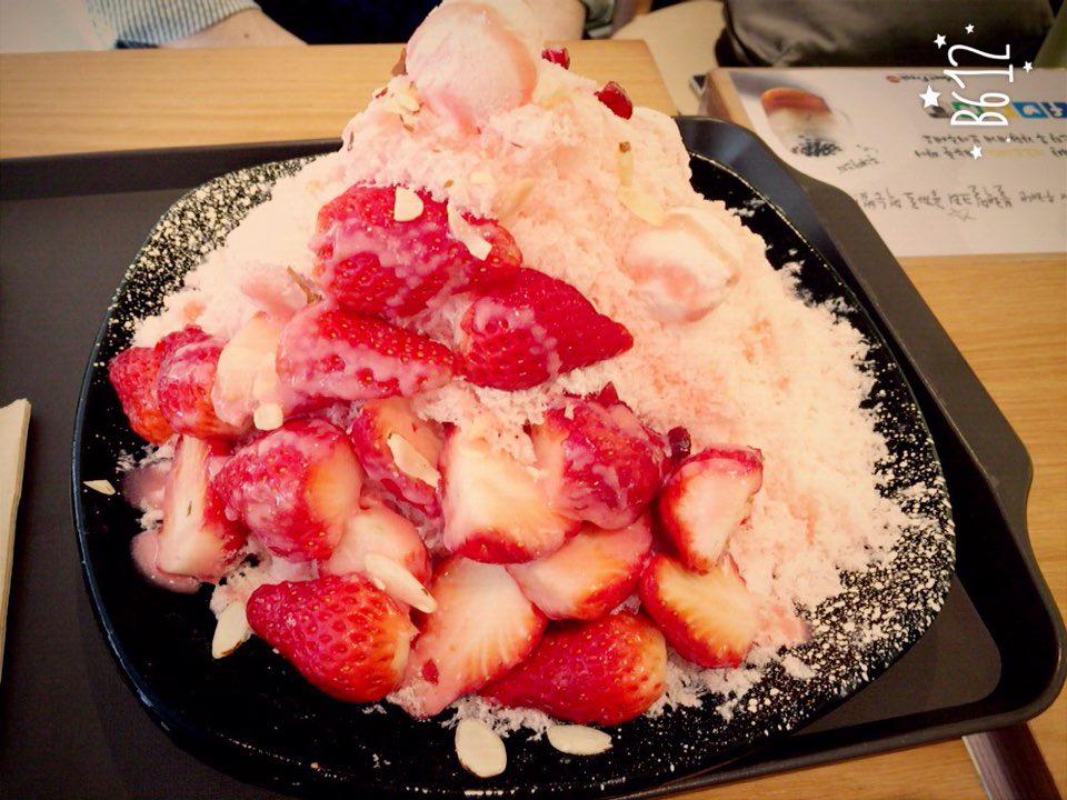 dusdh210's tweet photo. 올 여름은 미트 프레쉬 딸기빙수로 ! 대만 디저트 브랜드 카페, 미트프레쉬 홍대점- 서울특별시. 마포구 서교동 364-1 2층으로 오세요 http://t.co/z2NXG7258P