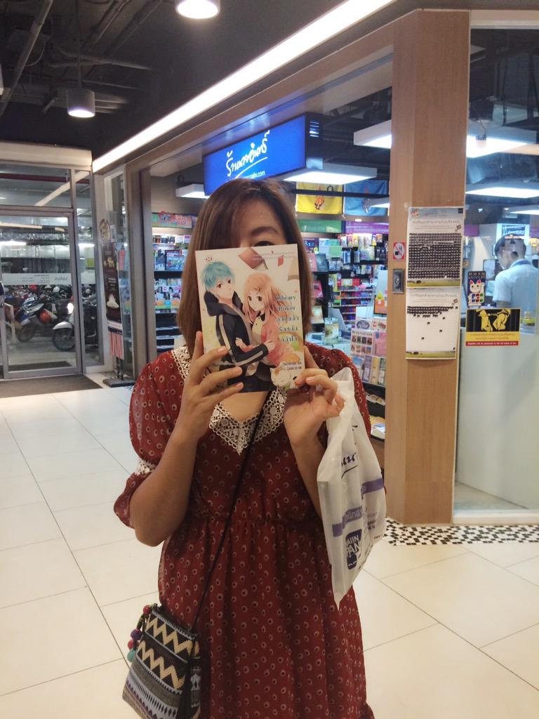 LittlefingerKoi's tweet photo. บางทีฉันก็ถ่อมาซื้อหนังสือตัวเองไกลไปปป 😂😂😂 #LibraryPoker http://t.co/nD0WbHddja