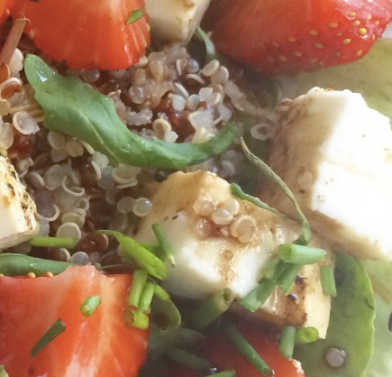Heerlijke frisse Quinoa-Salade met Aardbeien! Check onze website voor dit zonnige recept! quinoatips.nl