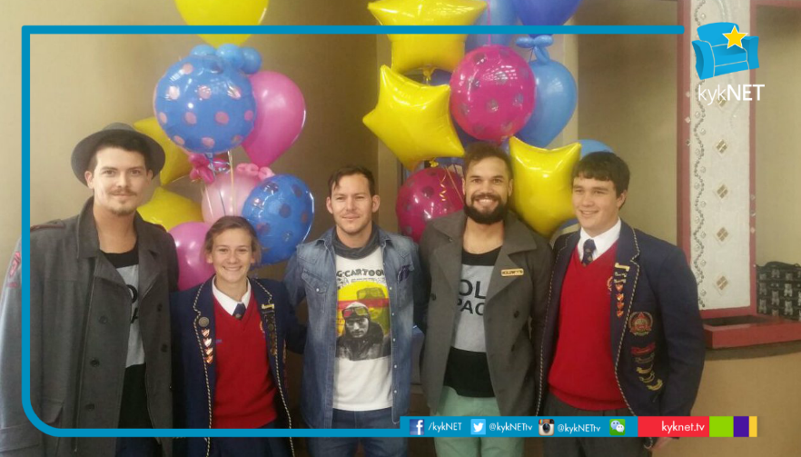 kykNETtv's tweet photo. ADAM by @Roodieskool met uitnodigings na die Hollywood in my Huis​ première. @HIMHFilm @adamgroep http://t.co/Tsji6oJKH3
