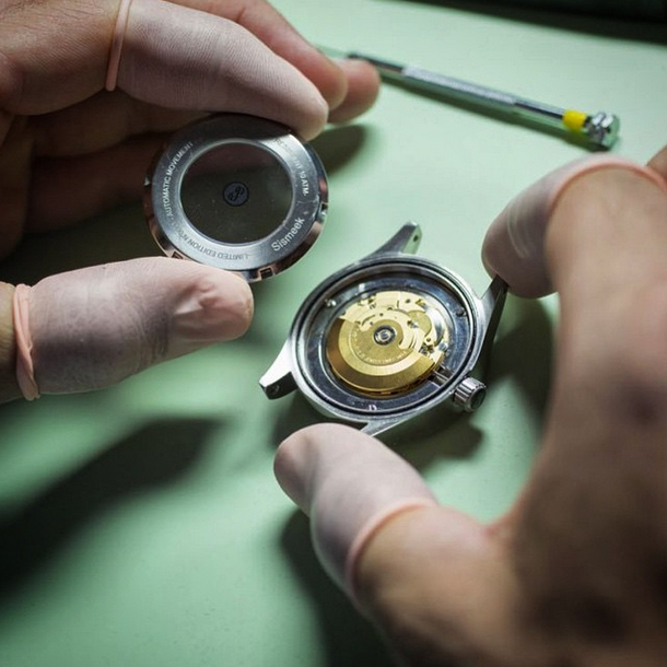 Sismeek's tweet photo. Watch assembling in process in our #atelier #manufacture - new #aromatic #collection coming soon - ⌚️⌚️⌚️ - #sismeek http://t.co/CipzexkyD5