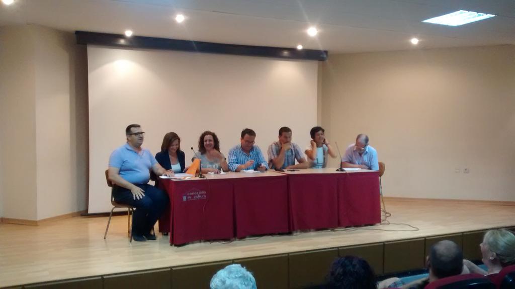 psoe_almoradi's tweet photo. Comienza el debate abierto a la ciudadanía de Almoradí,  los 3 partidos x el posible cambio en la política municipal http://t.co/iY52UPioil