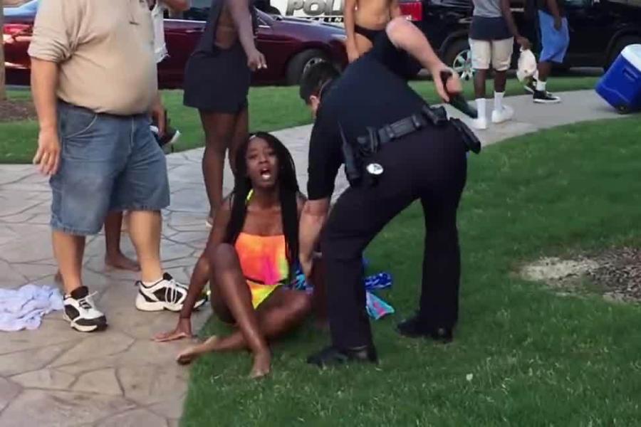 Welt On Twitter Us Polizist Attackiert Schwarzes Madchen Im Bikini Http T Co Mtuypv82ca Http T Co Yeu6c4r5wo