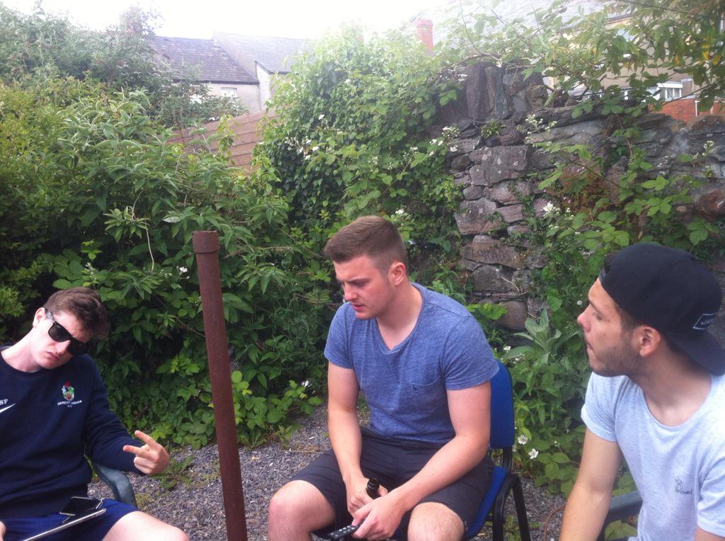 FloradsOfficial's tweet photo. #birthdayboys http://t.co/3CtrS4LumP