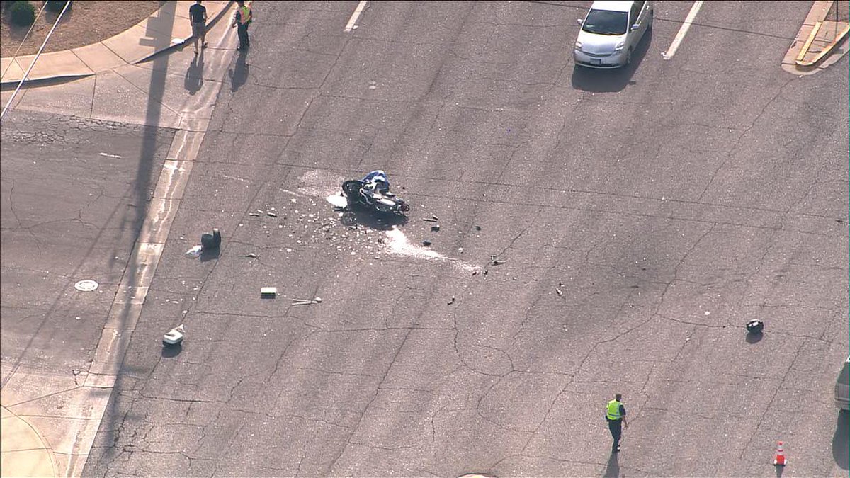 abc15's tweet image. NOW: Air15 over crash at 69th St/Shea in #Scottsdale. Road appears to be closed. #abc15 on.abc15.com/1slBnMs