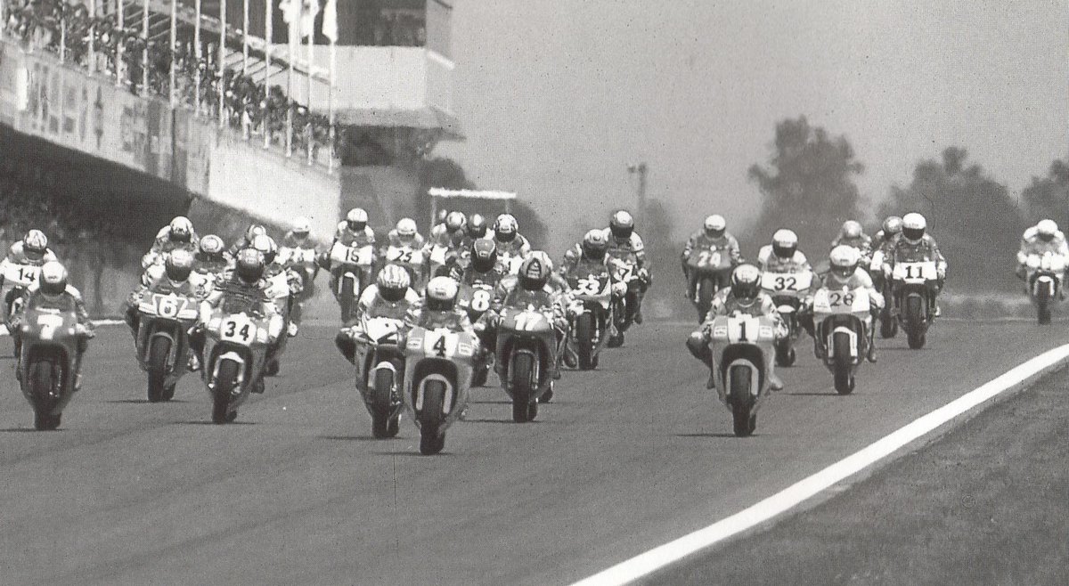 JesSanSan's tweet photo. Salida del primer GP en Montmeló! Fue en 1992 con victoria de Rainey sobre Doohan. #CatalanGP. http://t.co/zPE375AVPy http://t.co/2MBic23bdG