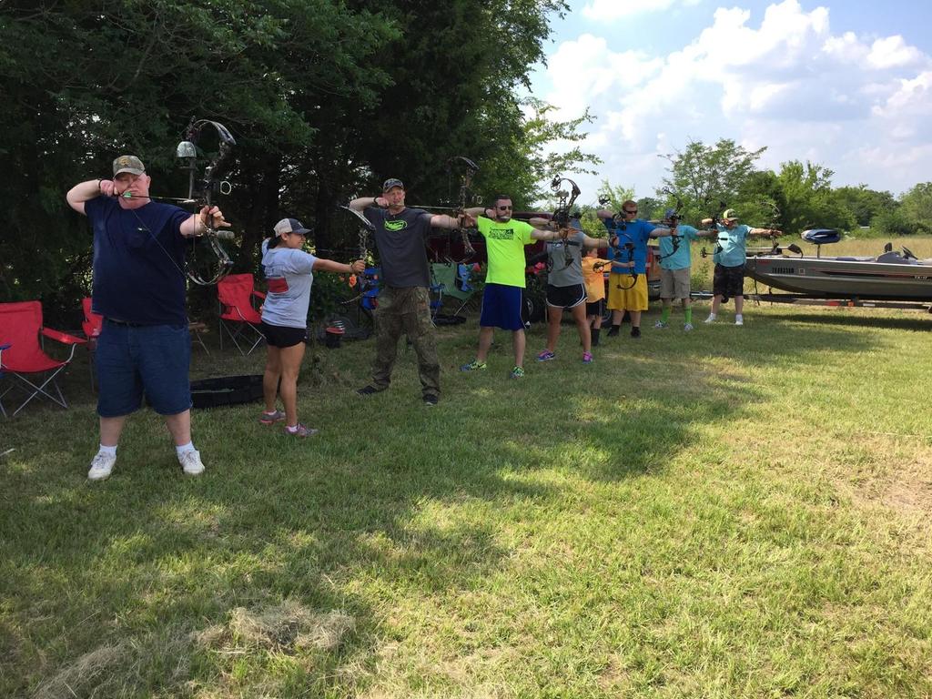 DFlowers30's tweet photo. @DFlow41 @FlintFlowers @j_flow87 #Mathews #archery #family #goodtimes #bowshoot #bullseye #centermass #hot #WatchOut http://t.co/GObO6J1dp1