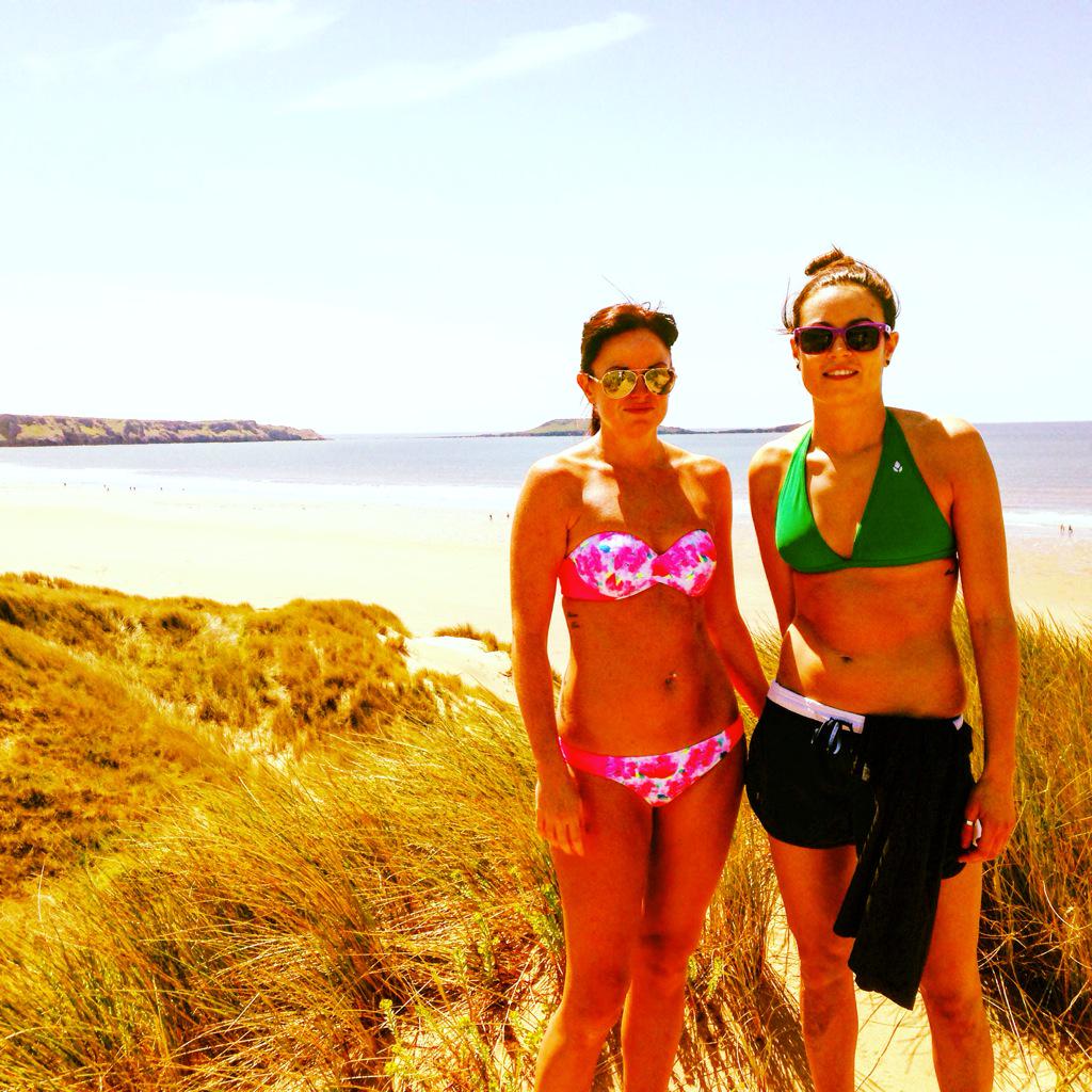 SianeyLouise's tweet photo. #Llangennith #Beach #DuneJumping @AliciaPowe http://t.co/Mm9NX5O3cG