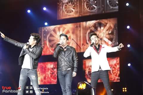 _mookkkk_'s tweet photo. น้องเฟรม พี่ตุ้ย พี่ตี๋ cr:truefantasia ค่า #af8 #af3 #af4 #AFreunionconcert @Frame__AF8 @BanRak_FrameAF8 http://t.co/AE8FFveyMN