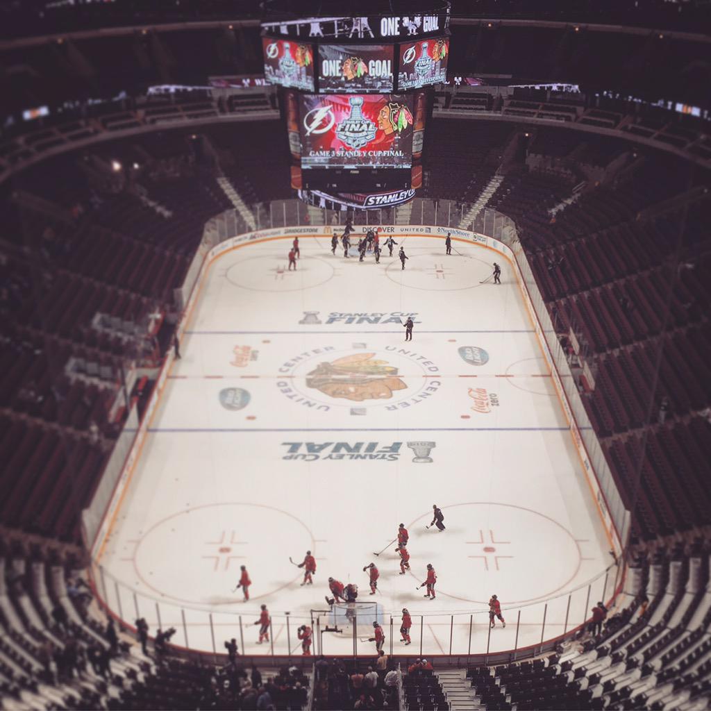 NHLBlackhawks's tweet photo. Home sweet home ice. http://t.co/3eUuFRqbVO