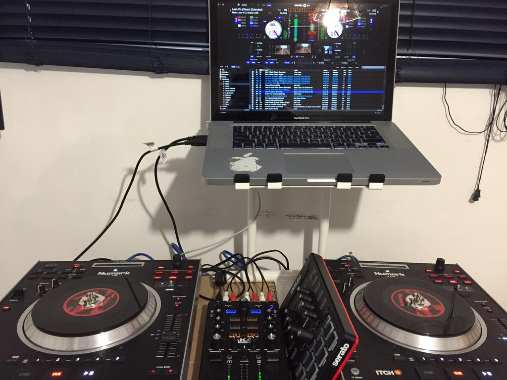 Padida514's tweet photo. Numark V7 + Akai Amx + Serato dj #seratodj #numarkv7 #akaipro #akaiamx #akaiafx http://t.co/VAZJ5boIp5