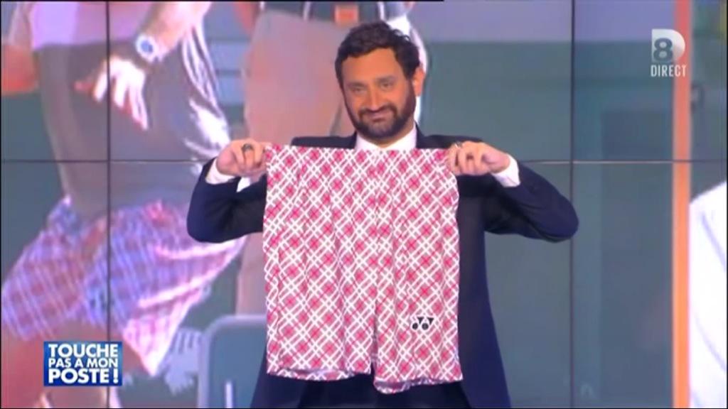 TBT9_W9's tweet image. Il l'a porté. Le short de Wawrinka. Nous l'avons, nous vous l'offrons.
Tweetez avec #PaprikaShort ! #TPMP