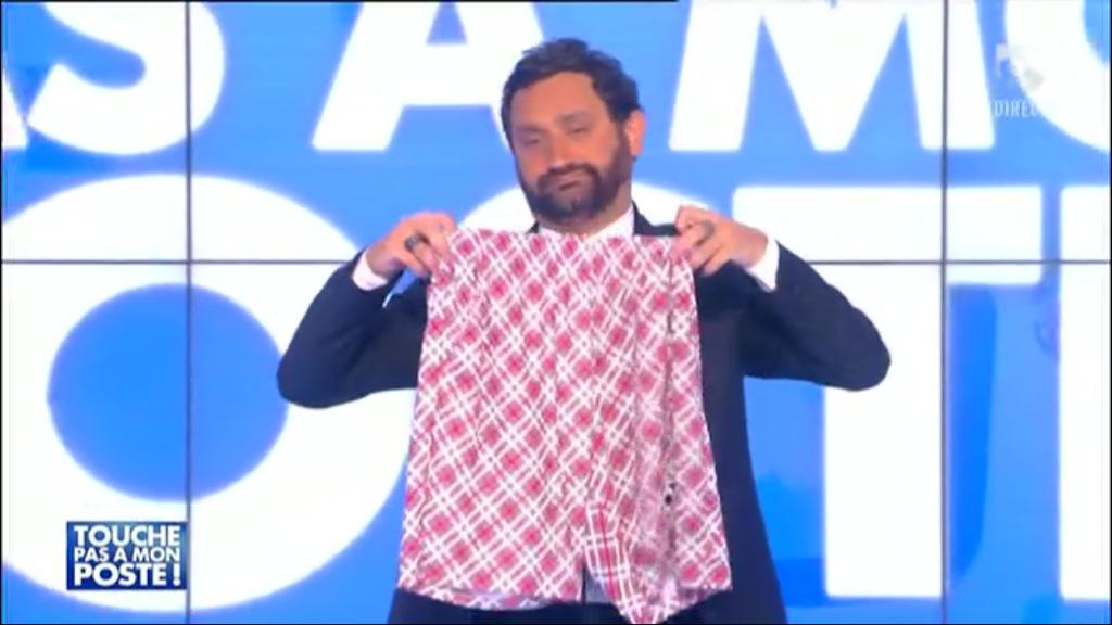 TBT9_W9's tweet image. Il l'a porté. Le short de Wawrinka. Nous l'avons, nous vous l'offrons.
Tweetez avec #PaprikaShort ! #TPMP