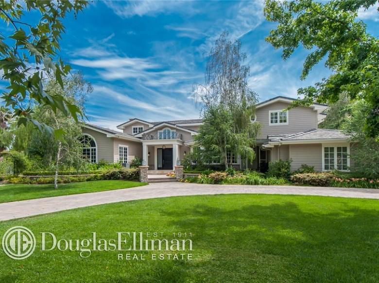 HLNTV's tweet photo. 6 bedrooms, 8 baths &amp; a private dog hotel?! See which star is living THIS large! #StarSpaces http://t.co/UGe9Vmwfkb http://t.co/GdzEr0sdxv