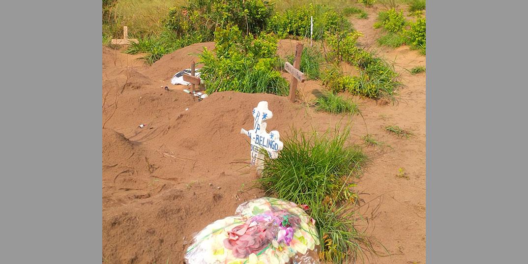 hrw's tweet photo. 2 months since discovery of mass grave in #DRC &amp; still no clarity about who is buried there  http://t.co/qfZOFImaLp http://t.co/2OBOs78sej