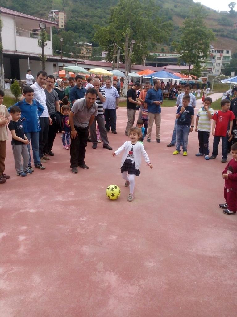 Pirvan61's tweet photo. @aktifegitim61 @bucatrabzon Aktif Eğitim Sen yıl sonu tekniğinden kareler http://t.co/HX1hkOE4IH