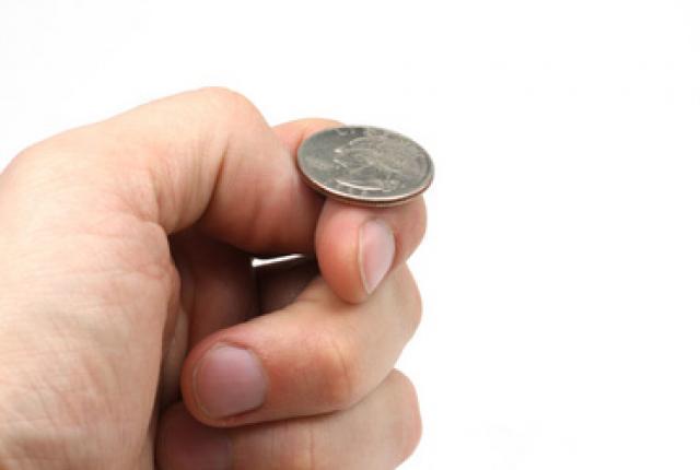 орел или решка монета. подкидывает монетку. бросание монетки. подброшенная монета. подбросить монетку.