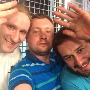 GayLiveFrance's tweet photo. Gay pride Moscou : Trois militants homosexuels condamnés à 10 jours de prison (via #ellico… http://t.co/n3MRYpDQ1J http://t.co/10OTWHuMpX
