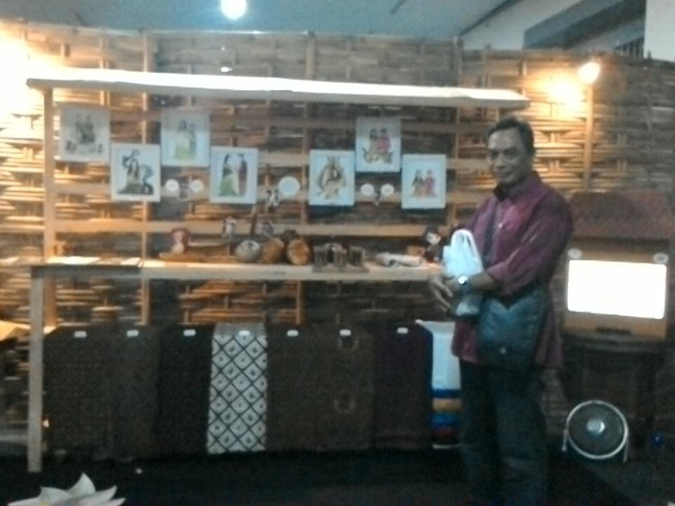 dkvbertindak's tweet photo. Pak Wibowo,dosen pembmbing matkul proyek pameran ini. terima kasih ats bimbingan dan apresiasinya kpd @TradisiMitoni http://t.co/yWELj5DczW