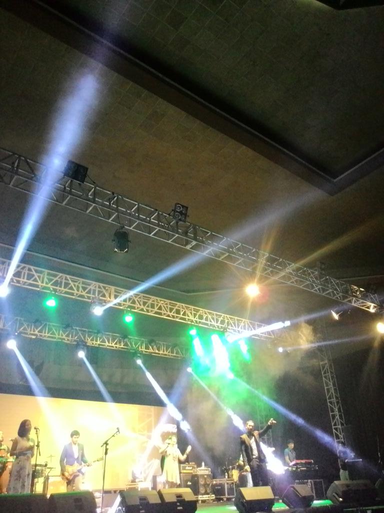 mahasiswamlg's tweet photo. Himalaya ~ @MaliqMusic | #FEBCastleProject @bem_febumm | @raisa6690 @payungteduh @MaliqMusic http://t.co/Pu5G95VQse