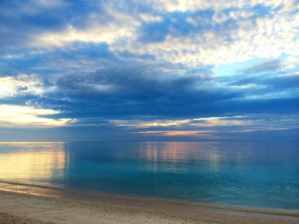 dorothydesu's tweet photo. 島を巡ったよ☺︎上から竹富島、石垣島、西表島、波照間島、鳩間島、黒島。どの海も魚が綺麗でシュノーケリング楽しかった〜一番衝撃を受けたのは波照間！言葉で表せない色に心奪われた〜〜ありがと〜う http://t.co/69B7iaAhWy