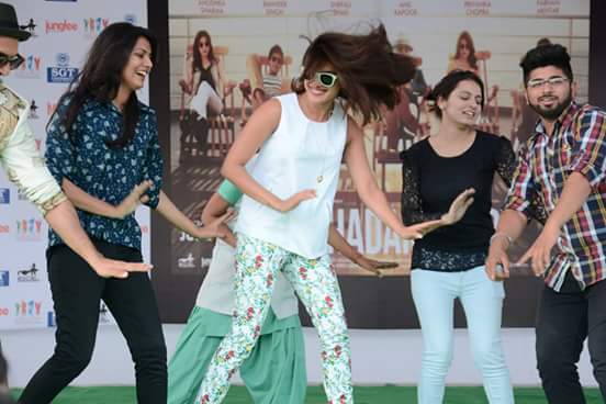 PriyankaDailyFC's tweet photo. more pics: @priyankachopra and the star cast of #DilDhadakneDo at SGT University #4DaysToDDD http://t.co/4akQJZqZAE