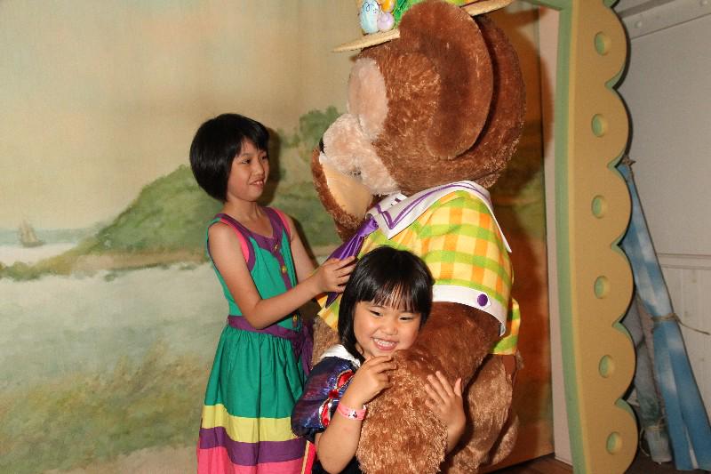 hapitter's tweet photo. ダッフィーに会えてうれしいょー

東京ディズニーリゾート・オンラインフォトでは、パークで撮影した思い出いっぱいの写真にオリジナルイラストを付けて購入できるよ！詳しくはこちら。
http://t.co/7fHGr1Ntkk http://t.co/7h0jq3IYv6