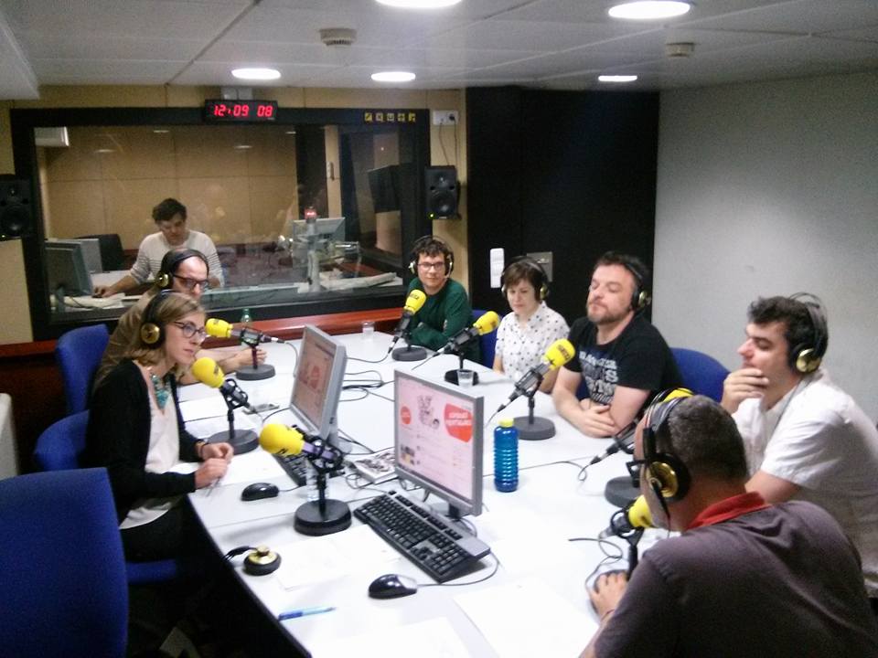 LlapisMemoria's tweet photo. FOTO: Són amb nosaltres Cristina Garde i @gerard_santos de @SomAtents i Jordi i Joan Miquel de @clicks_elshow! http://t.co/f21PJ4lxCK