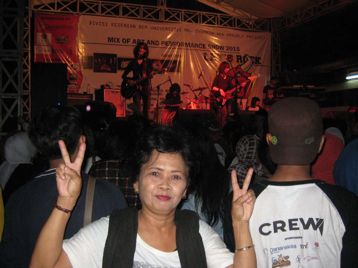 Otty2288's tweet photo. ^^ nersong dikit lah yaak background nya @TKoesBand1 perform di acara @Maps_Thamrin ^^ http://t.co/01B0HQlFTG