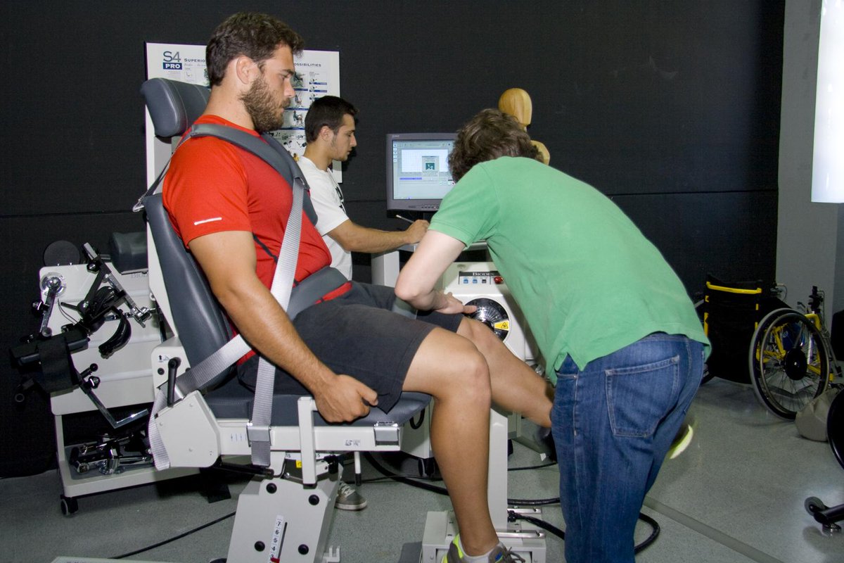 fcd_uex's tweet photo. El atleta @Cienfuegos90 estuvo en el Laboratorio de Biomecánica realizándose un análisis de la potencia neuromuscular http://t.co/boshu205xB