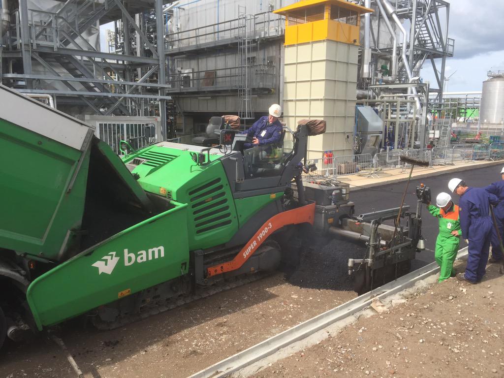 EBaggerman's tweet image. Asfalteren in petrochemie  @LyondellBasell door @BAMNootenboom met @BAMwestland @BAMInfra_nl