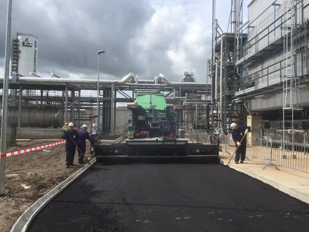 EBaggerman's tweet image. Asfalteren in petrochemie  @LyondellBasell door @BAMNootenboom met @BAMwestland @BAMInfra_nl