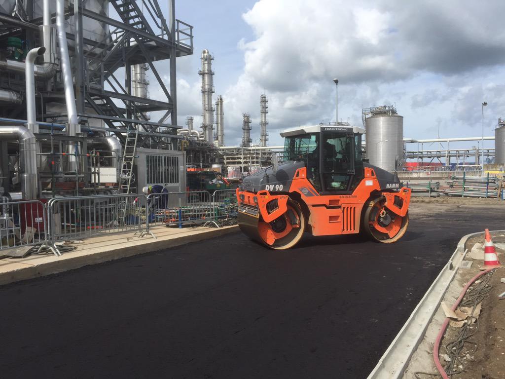 EBaggerman's tweet image. Asfalteren in petrochemie  @LyondellBasell door @BAMNootenboom met @BAMwestland @BAMInfra_nl