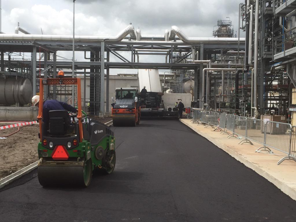 EBaggerman's tweet image. Asfalteren in petrochemie  @LyondellBasell door @BAMNootenboom met @BAMwestland @BAMInfra_nl
