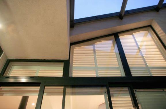 HelloAbsolute's tweet image. Large windows: great for letting light in, not so great for privacy! #ShutterSolutions #PrivacyMatters