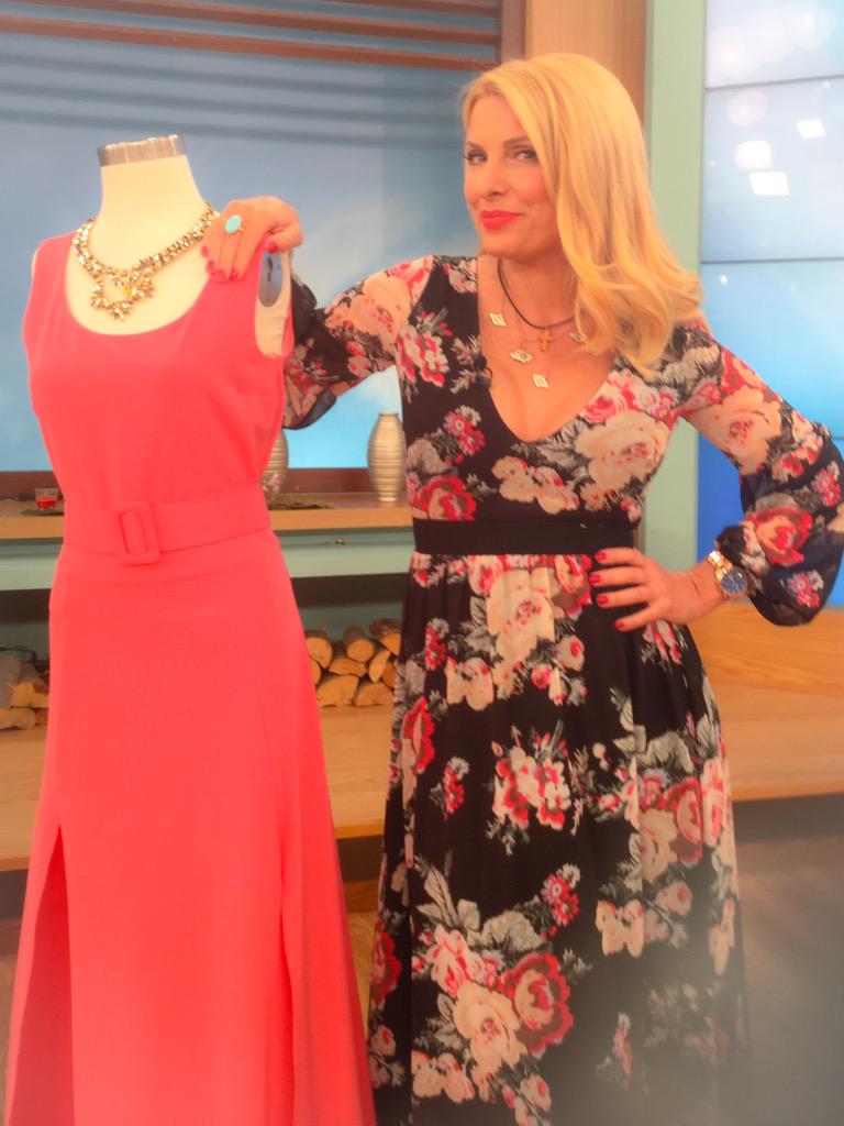 Eleni_AlphaTV's tweet photo. Καντε retweet στην φωτο και 2 απο εσας κερδιζετε  απο ενα φορεμα απο την Κ. Καινουργιου💗💗💗 http://t.co/MXkYWc68CM