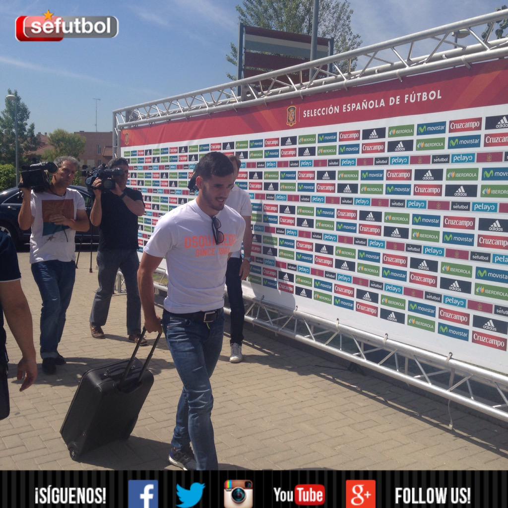 SEFutbol's tweet photo. 📷 Juanmi, delantero del @MalagaCF, llega a la concentración de la @SeFutbol http://t.co/frdtdevYaP