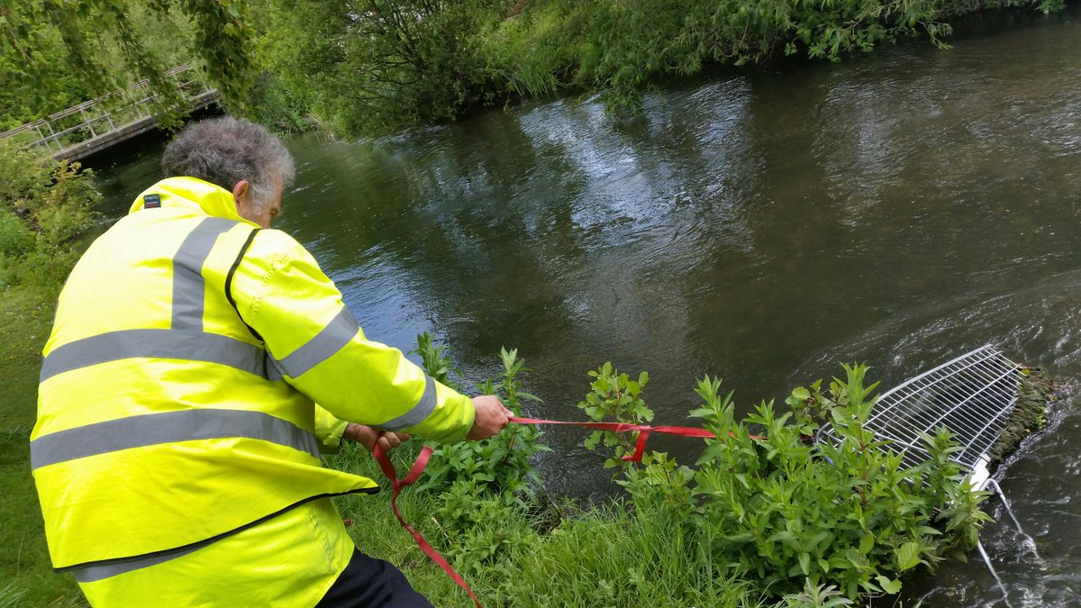 salisburybid's tweet photo. BID Ranger &amp; @Tesco's Malcom working together this morning to remove two trolleys from @Salisbury's Millstream http://t.co/fUYZfZv9vS