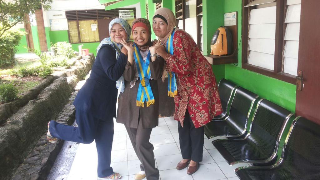 silvy_wb's tweet photo. gak kalah narsis kan sama muridnya ,perawanin piagam pelantikan dulu hihi http://t.co/xyDKYZSpvw