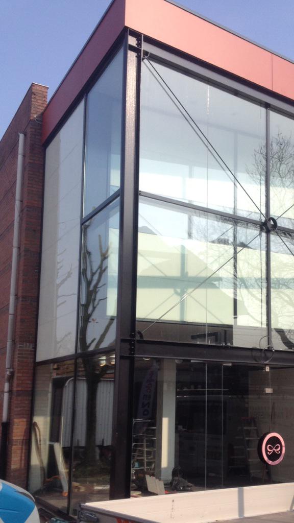 hoekstraglas's tweet photo. Door ons geleverd en gemonteerd, aluminium puien met hr++ glas, gekleurd glas en glazen deuren tbv nieuwe winkelpui http://t.co/MliBIVwxpg