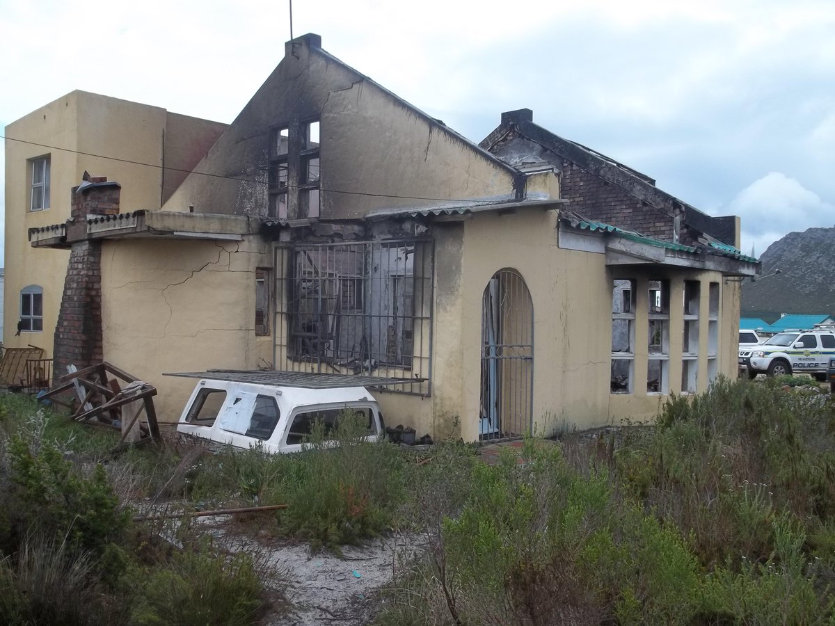 ‘n Gesin van Pringlebaai, Erhardt, Sandi en Mila (10) Schoonwinkel is vanoggend dood na hul huis afgebrand het