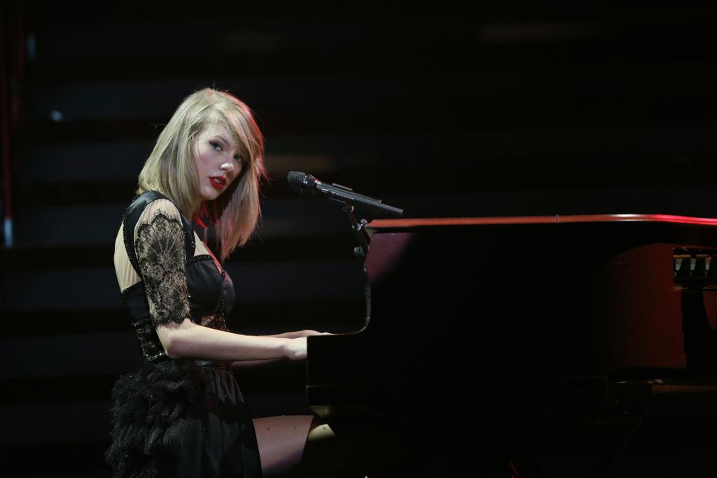 AporoT13's tweet photo. @taylorswift13 @taylornation13
1 year ago... I love RED! miss you😘
#REDTour #REDTourTokyo
#LongLiveREDTour http://t.co/JL3EIV7CBe