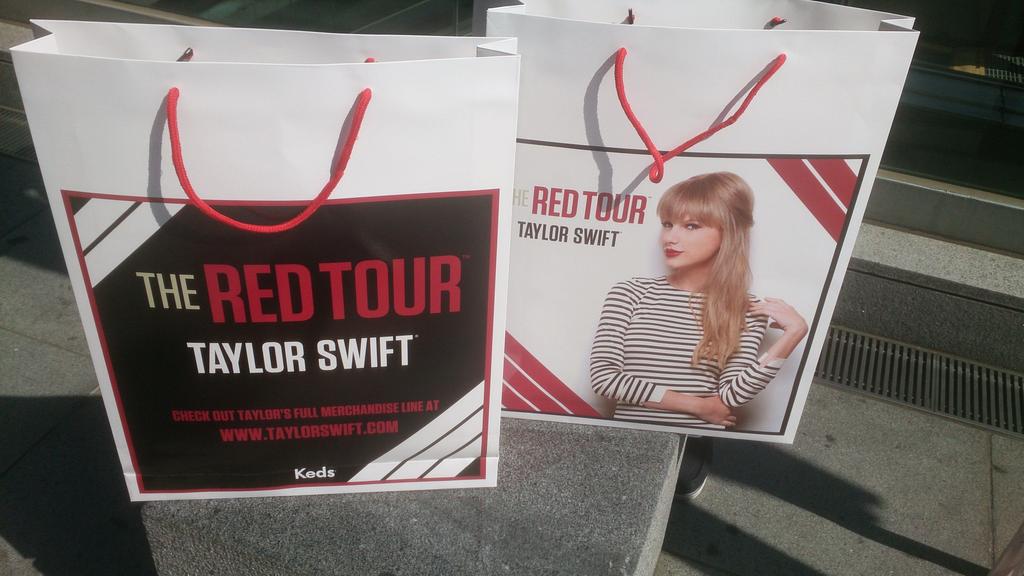 AporoT13's tweet photo. @taylorswift13 @taylornation13
1 year ago... I love RED! miss you😘
#REDTour #REDTourTokyo
#LongLiveREDTour http://t.co/JL3EIV7CBe