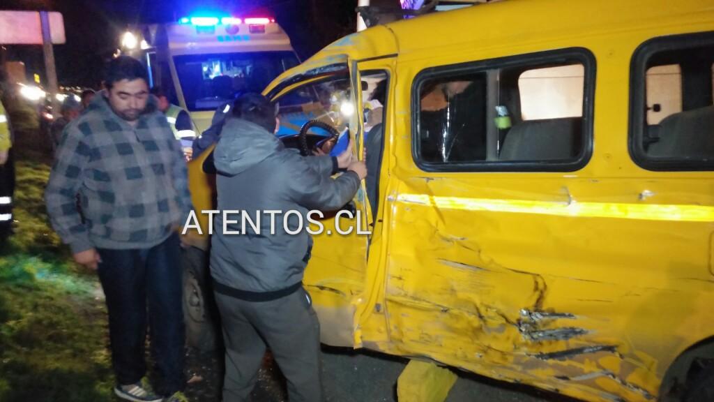 atentoschile's tweet photo. Camino San Clemente sector Chile Nuevo colisión de camión con furgón escolar persona atrapada. http://t.co/a0weItM3r9