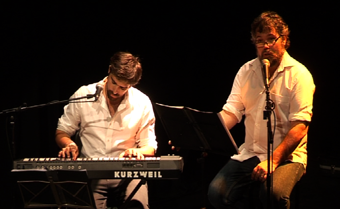 TaronjaAnoia's tweet photo. .@AlbertGamezEnri i Marc Freixas presenten “Música d’amor i silenci” a l’Aurora http://t.co/OlUSXkAVzj http://t.co/3wyBsKS5sj