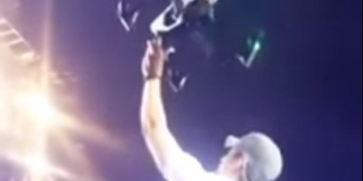 HuffPostQuebec's tweet photo. VIDÉO: Enrique #Iglesias s'entaille la main avec un #drone http://t.co/kdtZMvmjTm http://t.co/d4cWPDrOoA