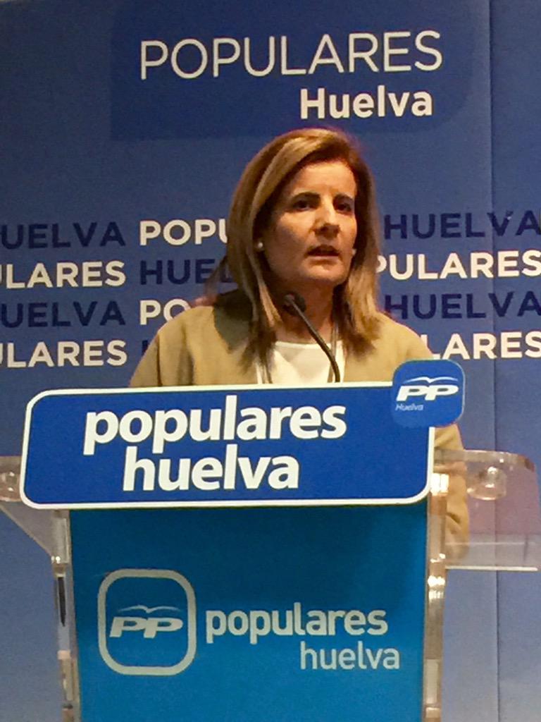 WencesFont's tweet photo. Fátima Bañéz agradece a @PedroRodrHuelva  x su esfuerzo y lucha para transformar la ciudad d #Huelva @Populareshuelva http://t.co/zty4JNmE7m